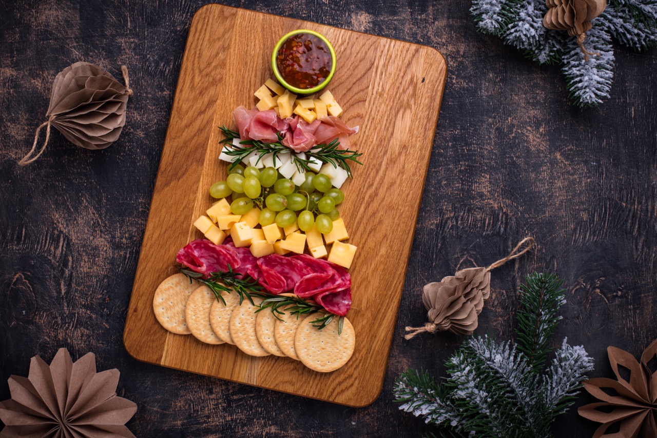Une planche apéritive avec des produits du marché de Noël