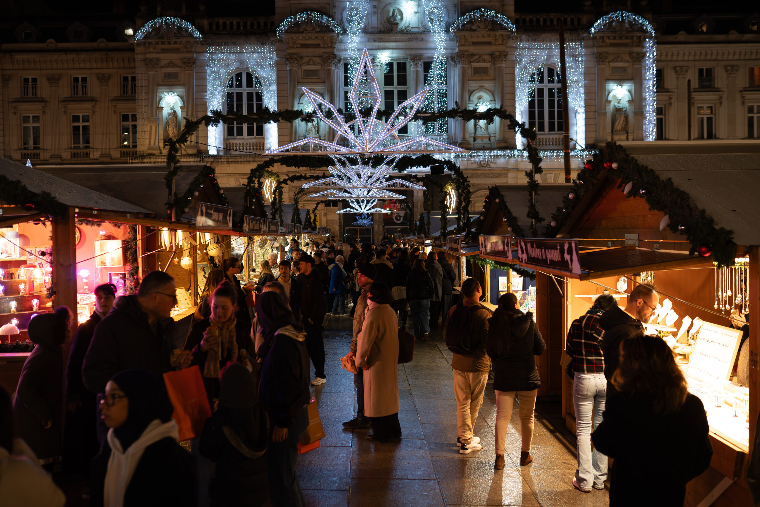 Marché de Noël d’Angers 2025 en centre-ville, chalets illuminés et visiteurs au cœur des fêtes de fin d’année